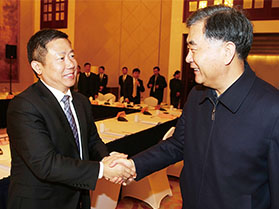 十九屆中央政治局常委，第十三屆全國(guó)政協(xié)主席汪洋與周海江握手合影